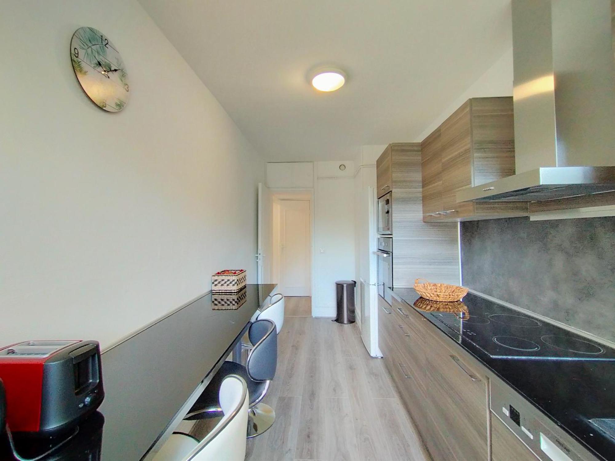 Chic And Comfortable Near Paris Apartment *