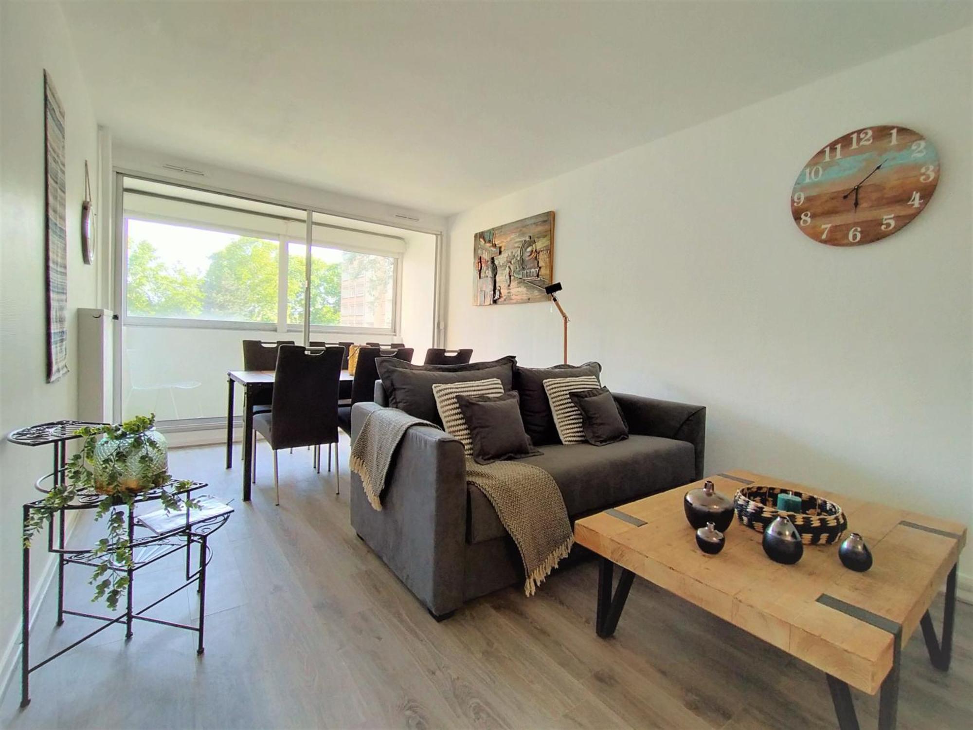 Chic And Comfortable Near Paris Apartment *